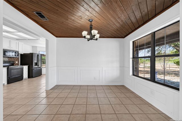 5431 STATE HIGHWAY 173 N, Devine, TX 78016