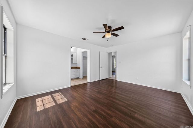 5431 STATE HIGHWAY 173 N, Devine, TX 78016