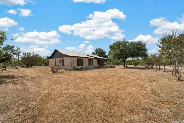 5431 STATE HIGHWAY 173 N, Devine, TX 78016