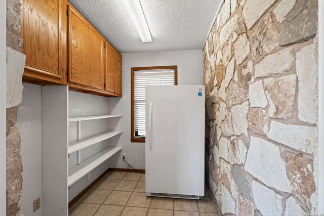 5431 STATE HIGHWAY 173 N, Devine, TX 78016