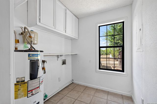 5431 STATE HIGHWAY 173 N, Devine, TX 78016