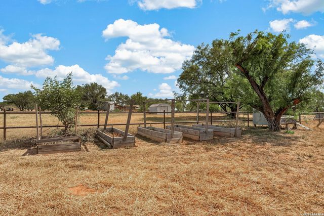 5431 STATE HIGHWAY 173 N, Devine, TX 78016