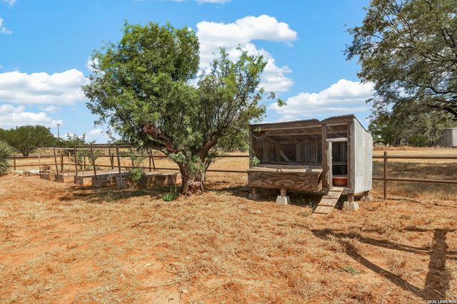 5431 STATE HIGHWAY 173 N, Devine, TX 78016