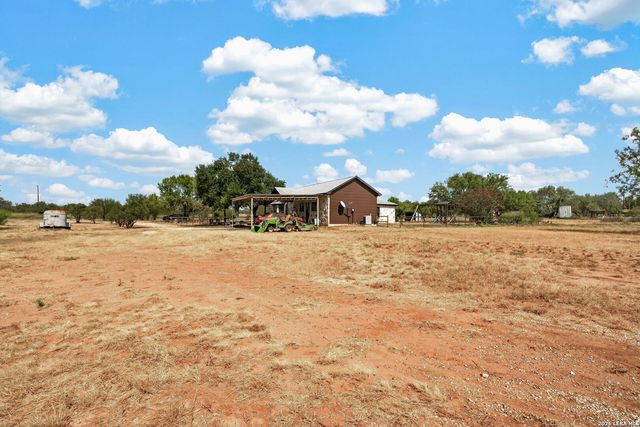 5431 STATE HIGHWAY 173 N, Devine, TX 78016