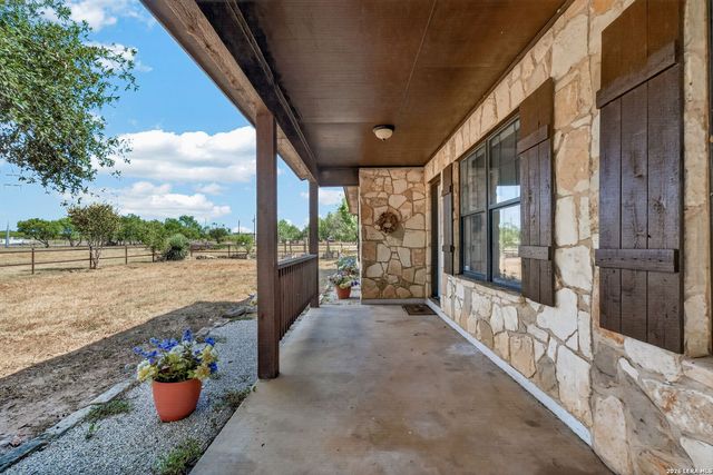 5431 STATE HIGHWAY 173 N, Devine, TX 78016