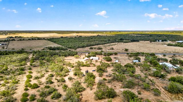 5431 STATE HIGHWAY 173 N, Devine, TX 78016