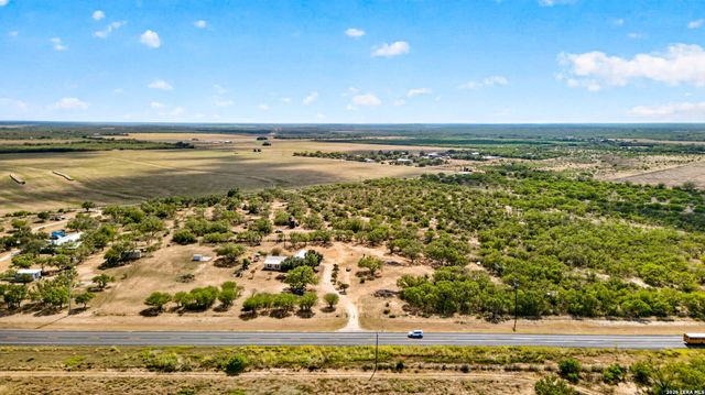 5431 STATE HIGHWAY 173 N, Devine, TX 78016