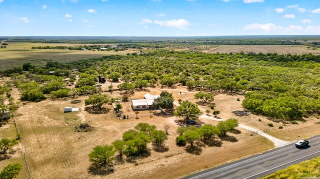 5431 STATE HIGHWAY 173 N, Devine, TX 78016