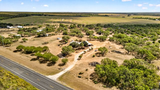 5431 STATE HIGHWAY 173 N, Devine, TX 78016