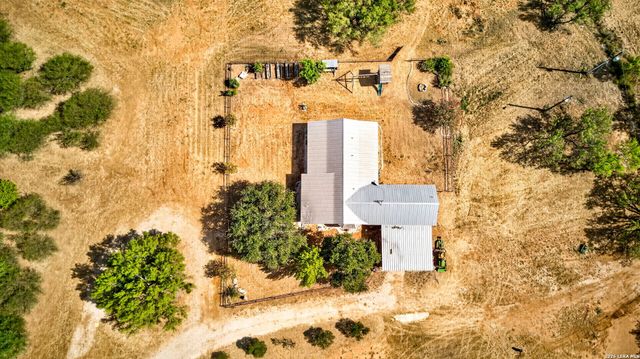 5431 STATE HIGHWAY 173 N, Devine, TX 78016