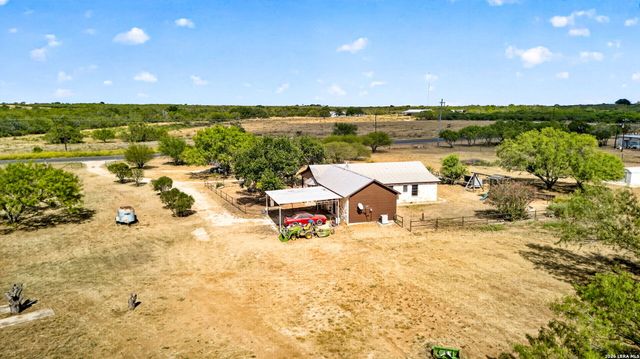5431 STATE HIGHWAY 173 N, Devine, TX 78016