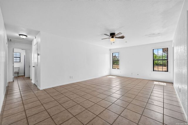 5431 STATE HIGHWAY 173 N, Devine, TX 78016