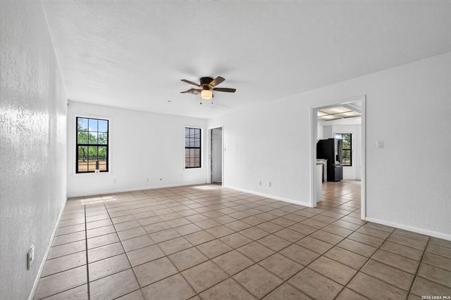 5431 STATE HIGHWAY 173 N, Devine, TX 78016