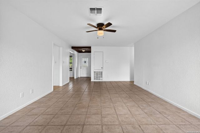 5431 STATE HIGHWAY 173 N, Devine, TX 78016