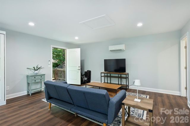 1617 Hawthorne Lane, Charlotte, NC 28205