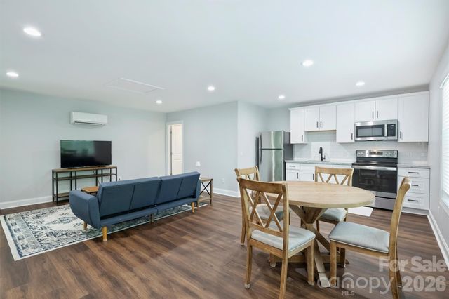 1617 Hawthorne Lane, Charlotte, NC 28205