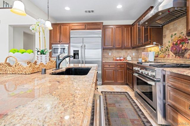 2521 Honeybell Lane, Escondido, CA 92027