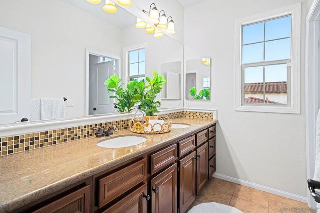 2521 Honeybell Lane, Escondido, CA 92027