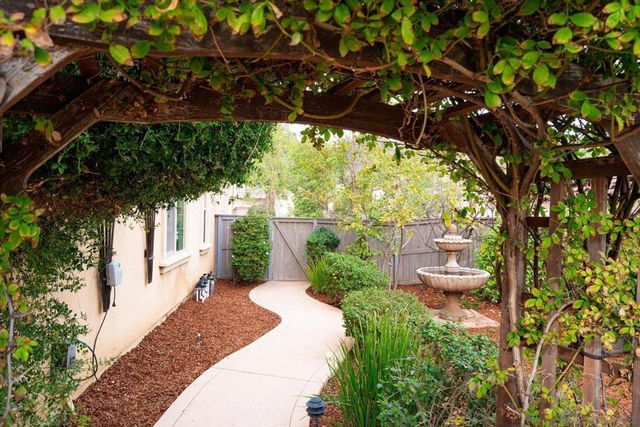 2521 Honeybell Lane, Escondido, CA 92027