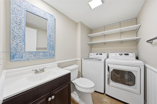 909 9th Ter, Palm Beach Gardens, FL 33418