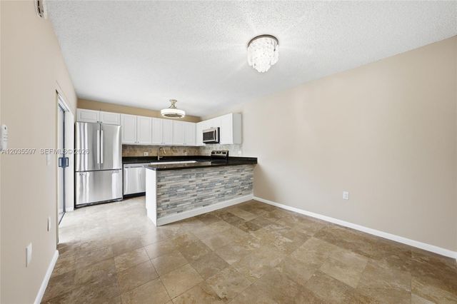 909 9th Ter, Palm Beach Gardens, FL 33418