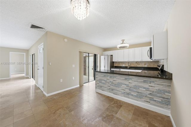 909 9th Ter, Palm Beach Gardens, FL 33418