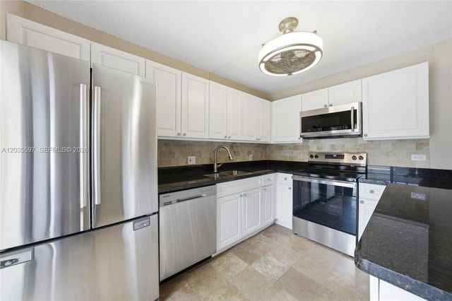 909 9th Ter, Palm Beach Gardens, FL 33418