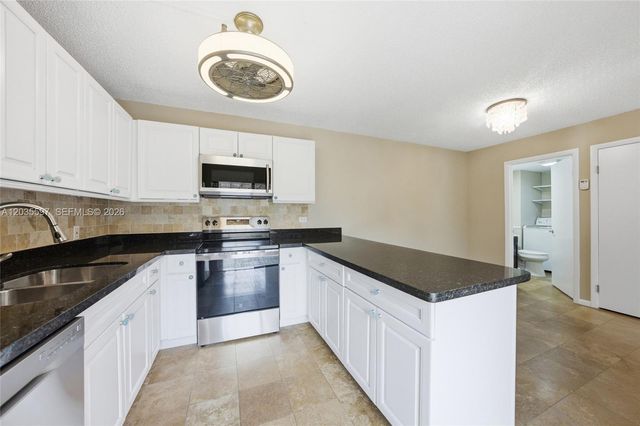 909 9th Ter, Palm Beach Gardens, FL 33418