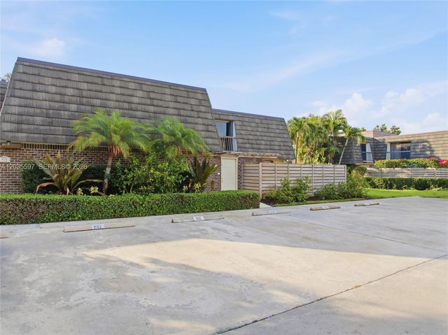 909 9th Ter, Palm Beach Gardens, FL 33418