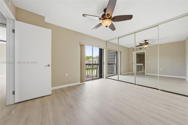 909 9th Ter, Palm Beach Gardens, FL 33418