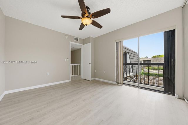 909 9th Ter, Palm Beach Gardens, FL 33418