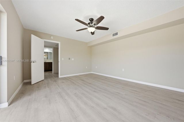 909 9th Ter, Palm Beach Gardens, FL 33418