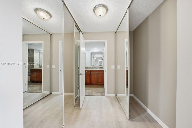 909 9th Ter, Palm Beach Gardens, FL 33418