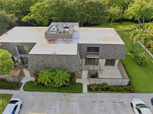 909 9th Ter, Palm Beach Gardens, FL 33418