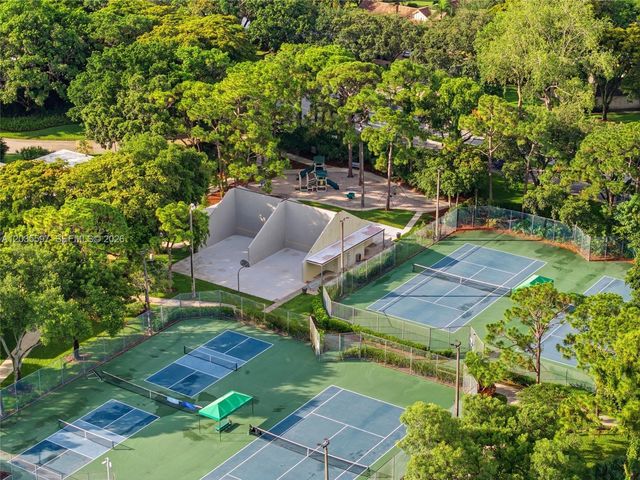 909 9th Ter, Palm Beach Gardens, FL 33418