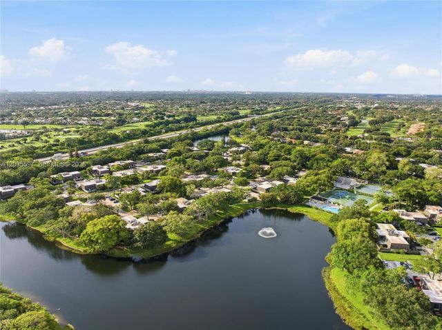 909 9th Ter, Palm Beach Gardens, FL 33418