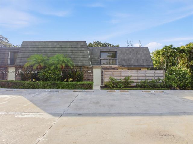 909 9th Ter, Palm Beach Gardens, FL 33418