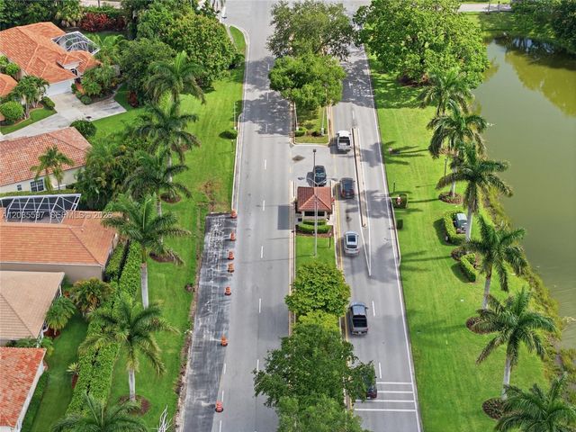 909 9th Ter, Palm Beach Gardens, FL 33418