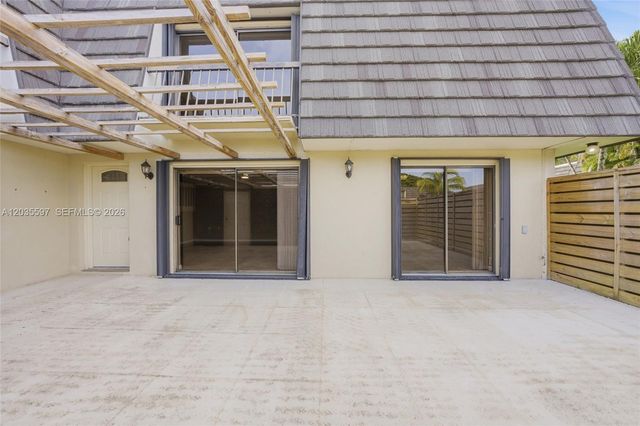 909 9th Ter, Palm Beach Gardens, FL 33418