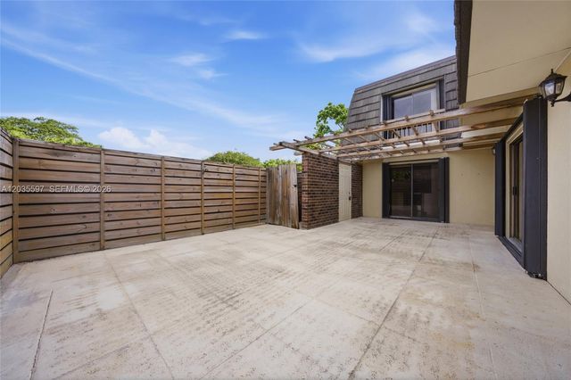 909 9th Ter, Palm Beach Gardens, FL 33418