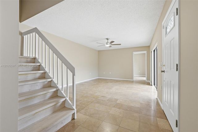 909 9th Ter, Palm Beach Gardens, FL 33418