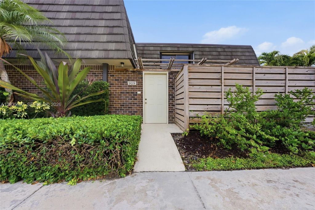 909 9th Ter, Palm Beach Gardens, FL 33418