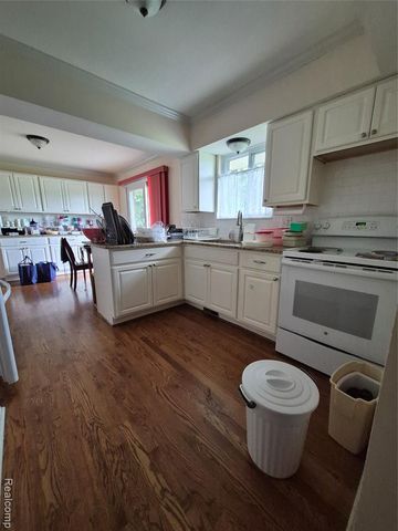 3498 W Walton Boulevard, Waterford, MI 48329