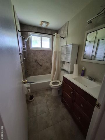 3498 W Walton Boulevard, Waterford, MI 48329