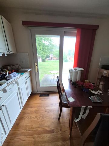 3498 W Walton Boulevard, Waterford, MI 48329