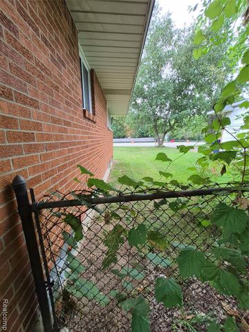3498 W Walton Boulevard, Waterford, MI 48329