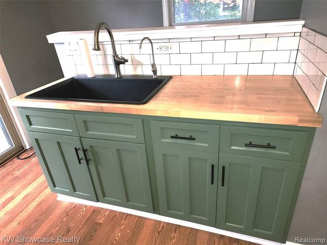 608 S Adelaide Street, Fenton, MI 48430