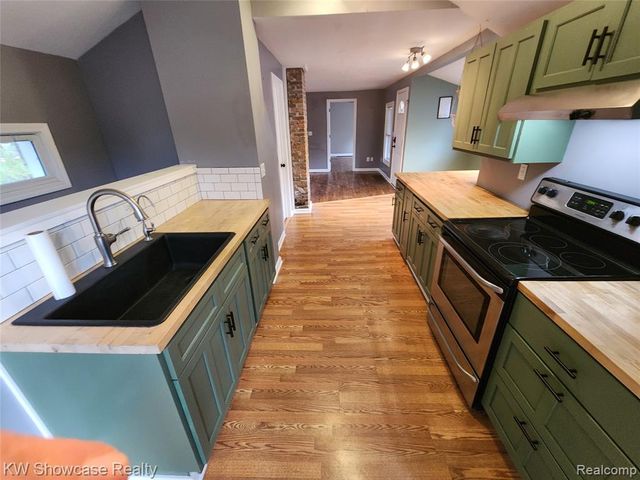 608 S Adelaide Street, Fenton, MI 48430