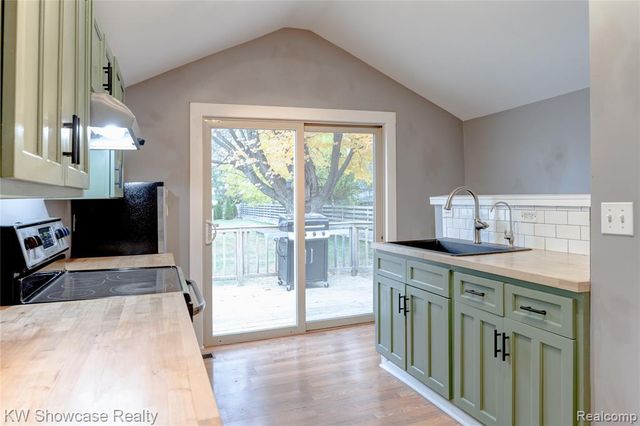 608 S Adelaide Street, Fenton, MI 48430