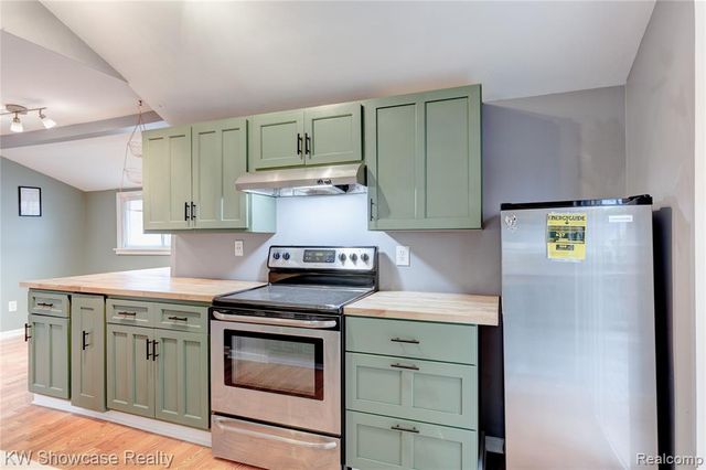 608 S Adelaide Street, Fenton, MI 48430